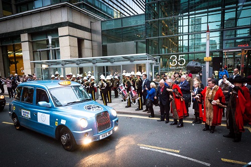 伦敦出租车“神奇之旅”再赴巴黎 25年为5000名儿童圆梦迪士尼