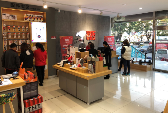 90后店长郭晨鑫：因为信赖京东，所以选择加盟京东专卖店