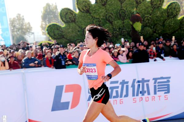 2018济南环华山湖国际半程马拉松比赛开跑