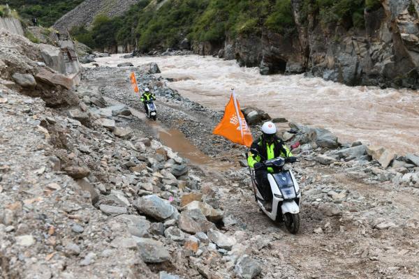 雅迪电动车成功挑战川藏线，刷新行业第一高度