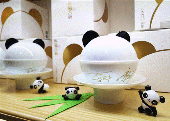 “熊猫盖碗” 一张能喝的成都城市名片
