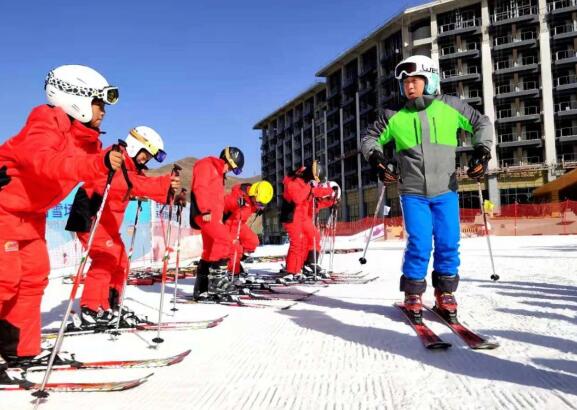 翠云山银河滑雪场“全国中小学生研学实践教育基地”正式揭牌