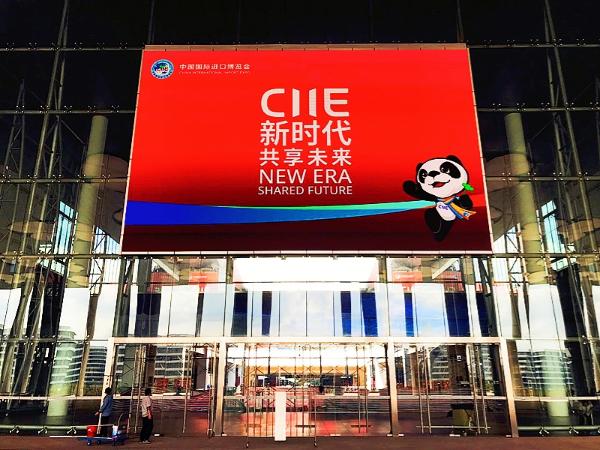 艾比森“霸屏”进博会，向世界展示中国光彩