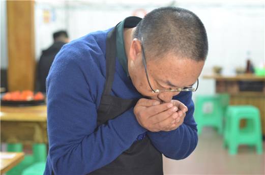 人物专访：重庆火锅匠人张平 “几十年如一日踏实做好每一口火锅！”