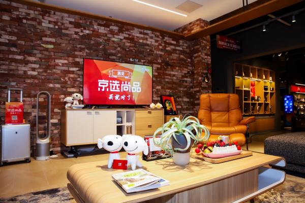 央视探班曲美京东之家旗舰店：“零售创新+传统家居”的前沿阵地