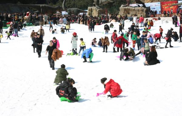 地处西南也能玩冰滑雪 11月来重庆奥陶纪景区旅游吧