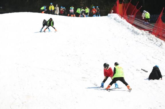 重庆滑雪赶早 奥陶纪景区率先开放滑雪场