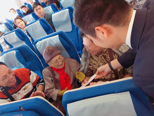 百岁老人万米高空在飞机上庆生吃长寿面