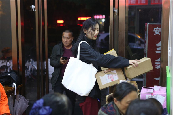 杭州现“深夜纸箱食堂” 老板：拿纸箱就可以免费换宵夜