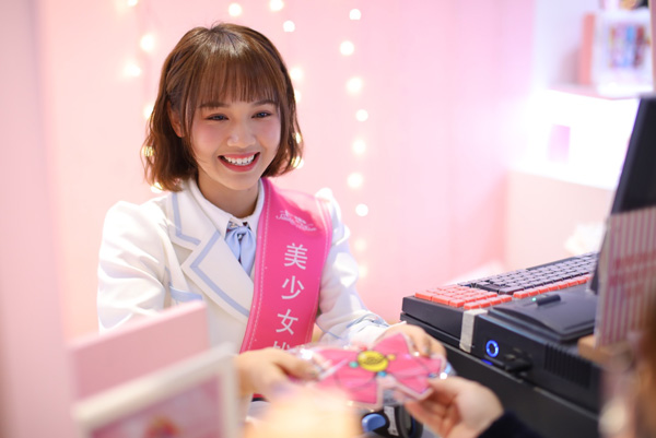 《美少女战士》一日店长AKB48 登陆上海静安大悦城