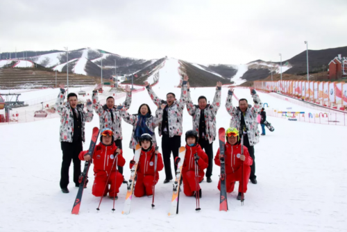 富龙四季小镇成为滑雪领域首家金钥匙联盟成员，共同打造冬奥金钥匙培训基地