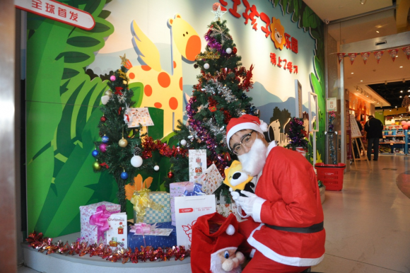 苏宁红孩子携手苏宁邮局，打造圣诞老人来敲门服务