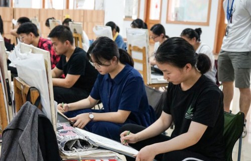 聚焦小班教学模式，杭州言志美术培训学校有效提高学生成绩