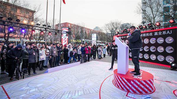 寒冬街头人潮涌动，只为排队登上答题擂台