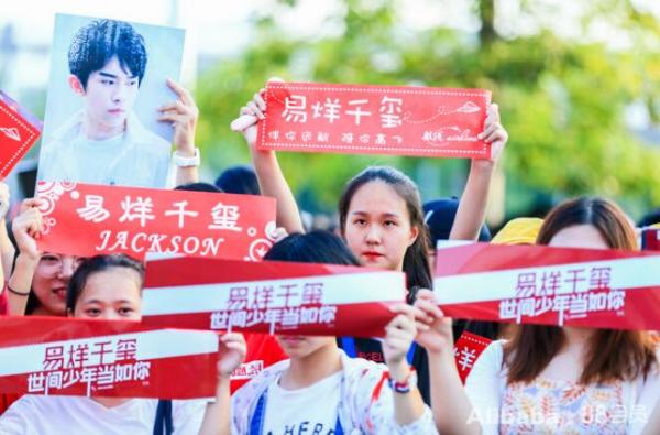 2018十大经典打call现场出炉！00后小正太、87岁老奶奶谁最疯狂？