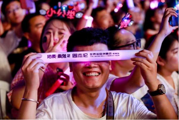 2018十大经典打call现场出炉！00后小正太、87岁老奶奶谁最疯狂？