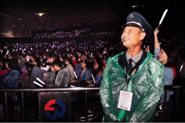 2018十大经典打call现场出炉！00后小正太、87岁老奶奶谁最疯狂？