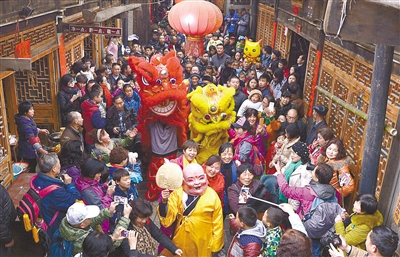 吃年猪饭、逛庙会、赏花灯……春节去芙蓉镇·红石林过土家年吧!