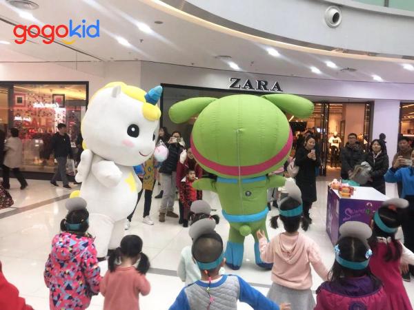 gogokid吉祥物亮相万达宝贝王，与小朋友近距离亲密接触！