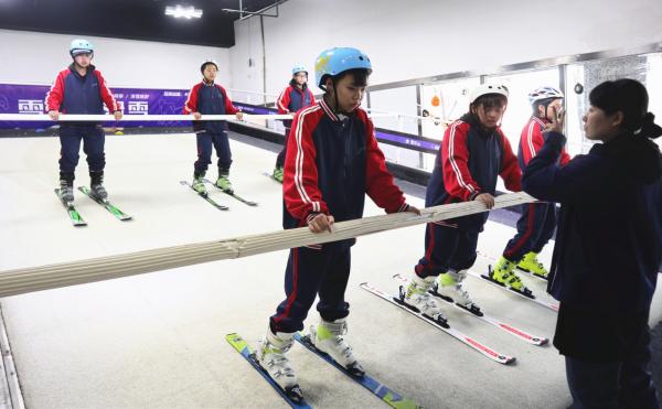 雪乐山“冰雪进校园”顺利开展，3000多名学生集体感受滑雪运动
