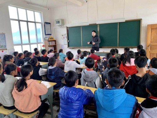 青年企业领袖李青来到云南大山深处，以爱之名公益支教进行时