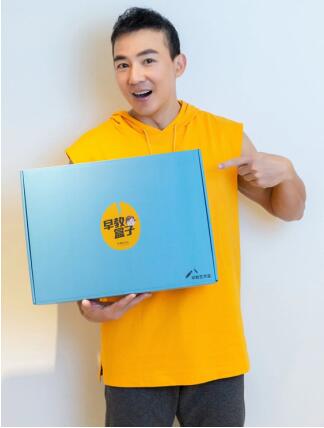 刘畊宏小泡芙父女体验年糕妈妈早教盒子，分享高质量亲子陪伴式早教