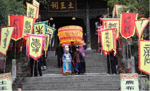 吃年猪饭、逛庙会、赏花灯……春节去芙蓉镇·红石林过土家年吧!