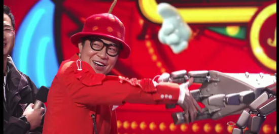 2.4米巨人突袭演播厅，原来曾和成龙大哥同台！