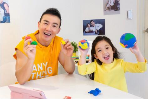 刘畊宏小泡芙父女体验年糕妈妈早教盒子，分享高质量亲子陪伴式早教