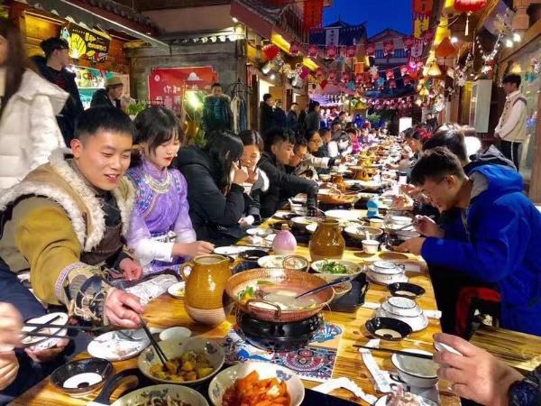 丽江大研花巷马帮长街宴惊艳问世，沉浸式文化体验成旅游热潮！