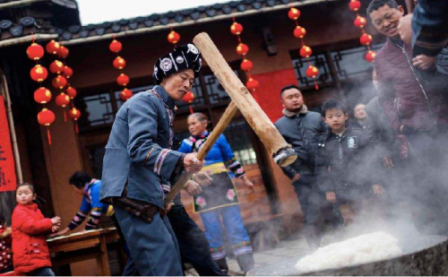 吃年猪饭、逛庙会、赏花灯……春节去芙蓉镇·红石林过土家年吧!