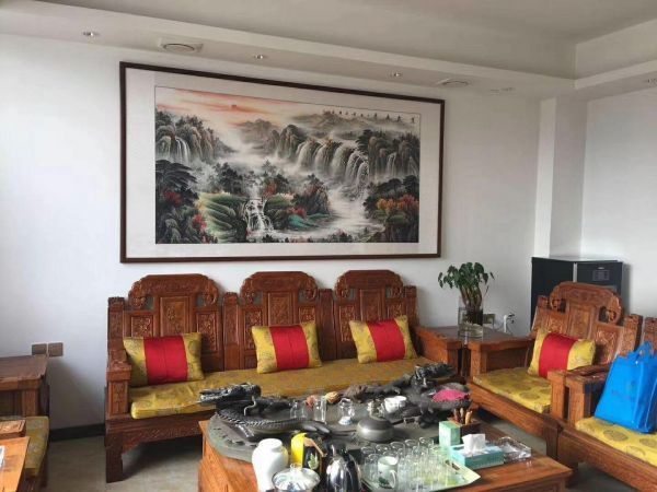 家里客厅挂什么风水好？易从网名人山水旺财家居是首选！