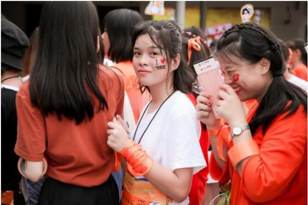 2018十大经典打call现场出炉！00后小正太、87岁老奶奶谁最疯狂？