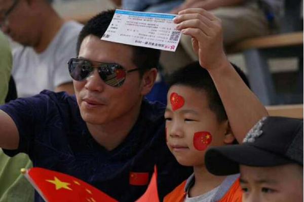 2018十大经典打call现场出炉！00后小正太、87岁老奶奶谁最疯狂？