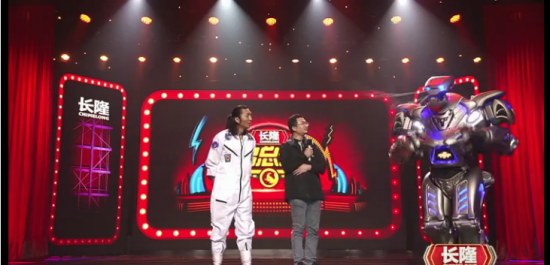 2.4米巨人突袭演播厅，原来曾和成龙大哥同台！