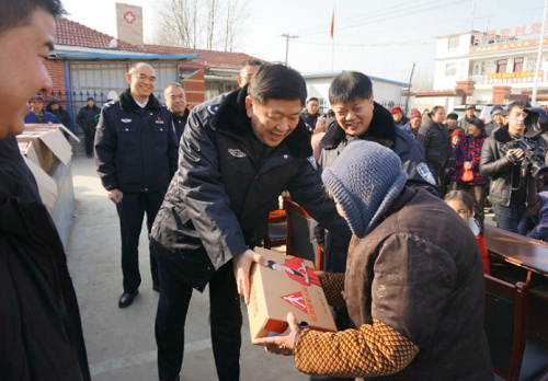 河南省公安厅携手足力健老人鞋 共同走进乡村爱心捐赠