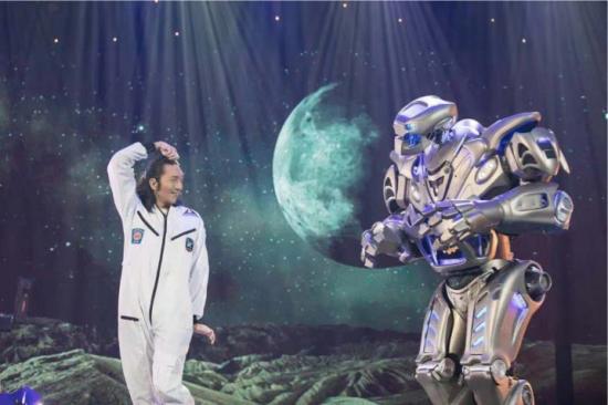 2.4米巨人突袭演播厅，原来曾和成龙大哥同台！