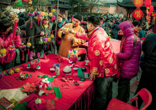 吃年猪饭、逛庙会、赏花灯……春节去芙蓉镇·红石林过土家年吧!