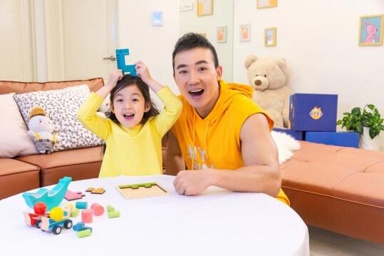 刘畊宏小泡芙父女体验年糕妈妈早教盒子，分享高质量亲子陪伴式早教