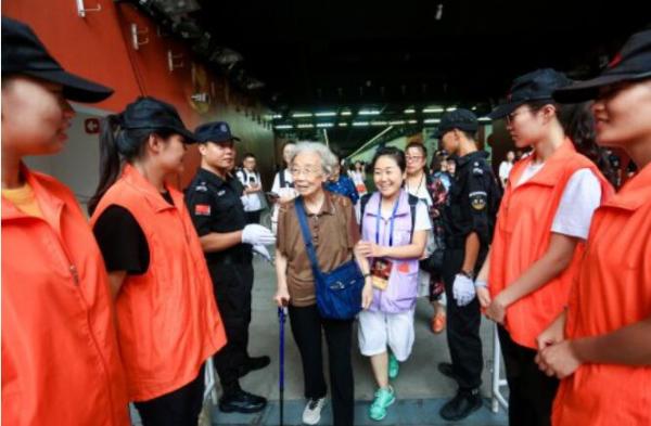 2018十大经典打call现场出炉！00后小正太、87岁老奶奶谁最疯狂？