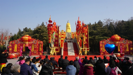 开封庙会看这里：舞中幡炫绝技 燃爆翰园传统演艺