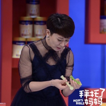 「自主吃饭」培养宝宝自主吃饭的黄金时机，妈妈们绝对不能错过！