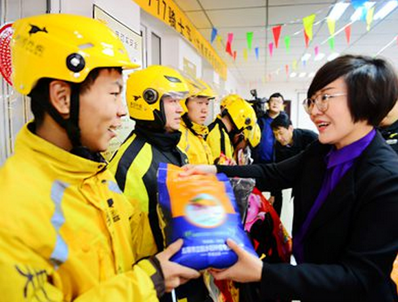 各地共青团慰问美团小哥 熟悉的陌生人获得更