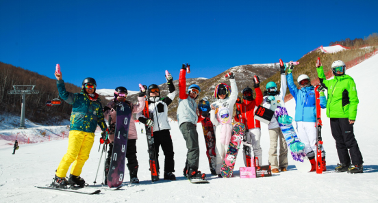 中国滑雪公开赛盛大举行 八克白鼎力助阵