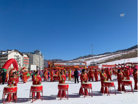 富龙冰雪小镇爆发文化魅力，秧歌大赛舞出红火中国年