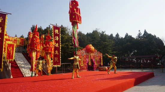 开封庙会看这里：舞中幡炫绝技 燃爆翰园传统演艺