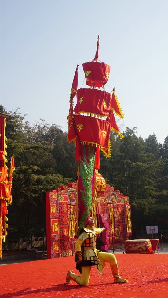 开封庙会看这里：舞中幡炫绝技 燃爆翰园传统演艺