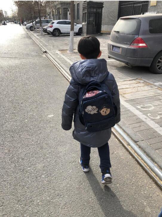 社会我枸杞娃!小学生开学第一天背5斤枸杞上学走红