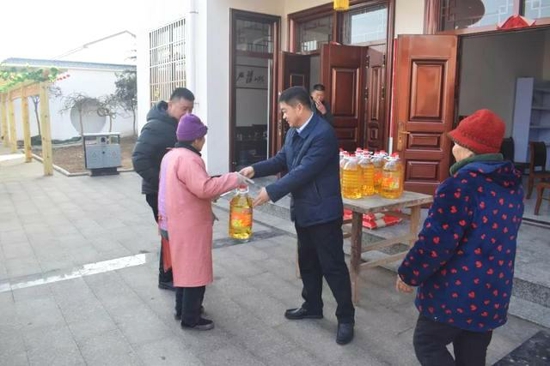 和许家印同为河南人民的儿子 他给全村所有八旬乡亲送