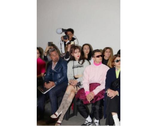 潘紫妍应邀出席米兰时装周 尽显俏皮低调女王范